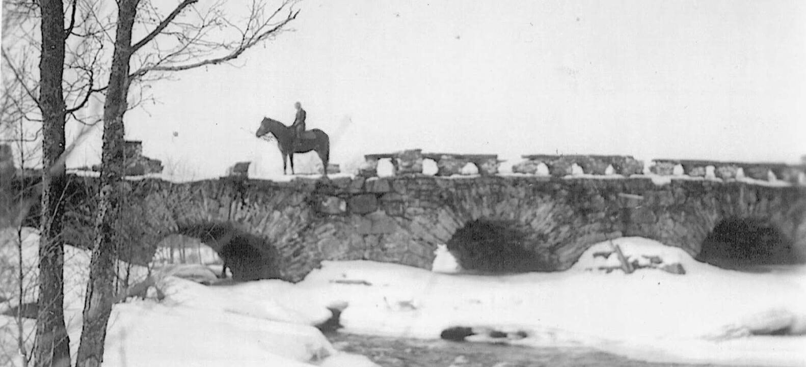 Komperon kivisillalla Elsa Saraste ratsuineen.