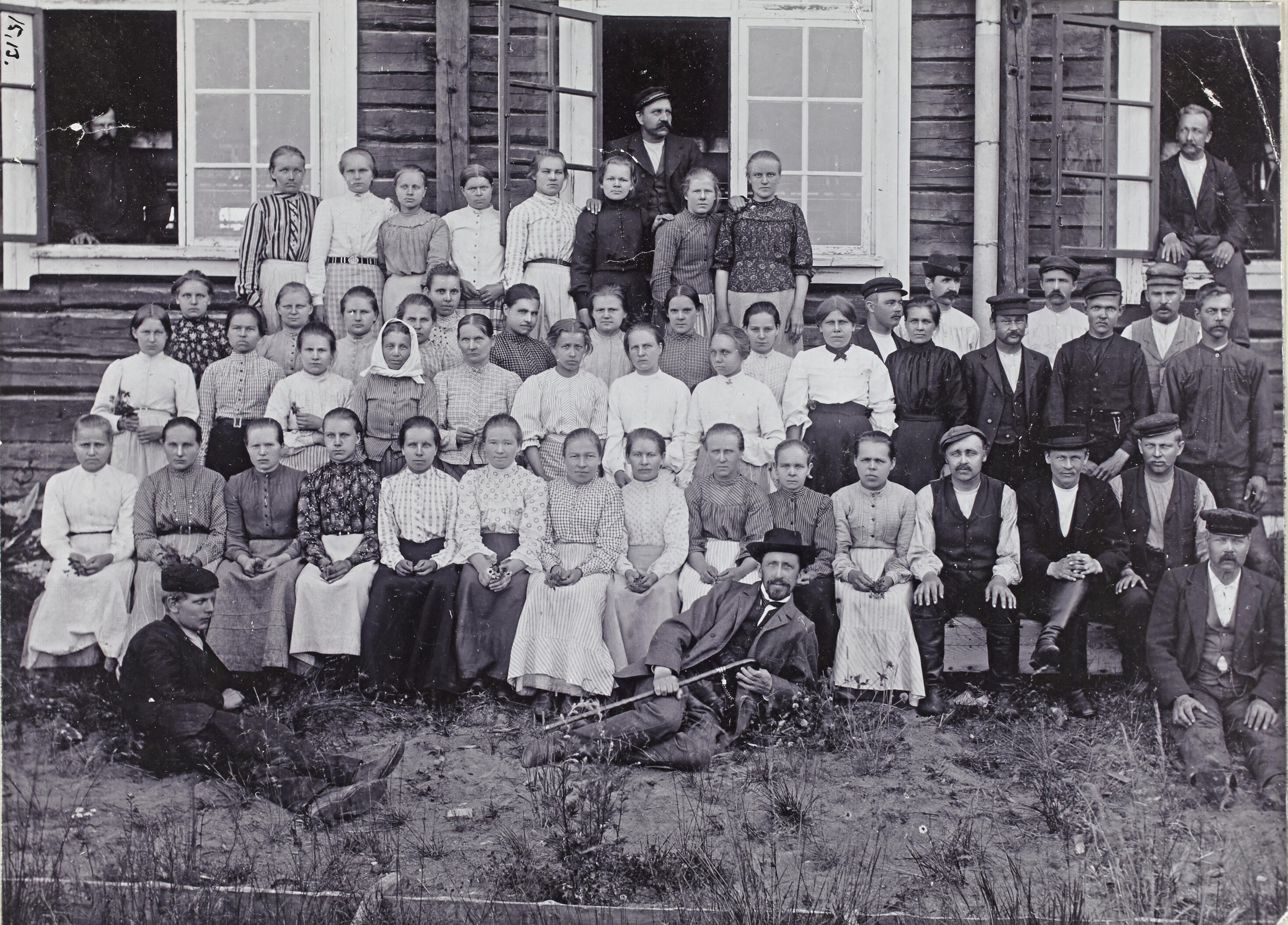 Siikakosken tehtaan työväkeä vuonna 1908 Siikakosken tehtaan työväkeä